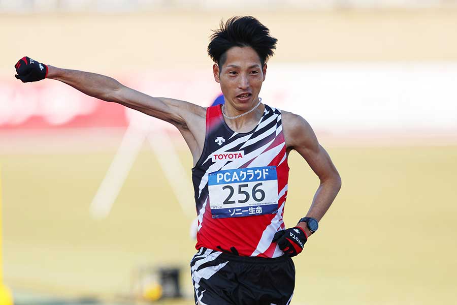 今年2月の別府大分毎日マラソンで優勝した西山雄介【写真：アフロ】