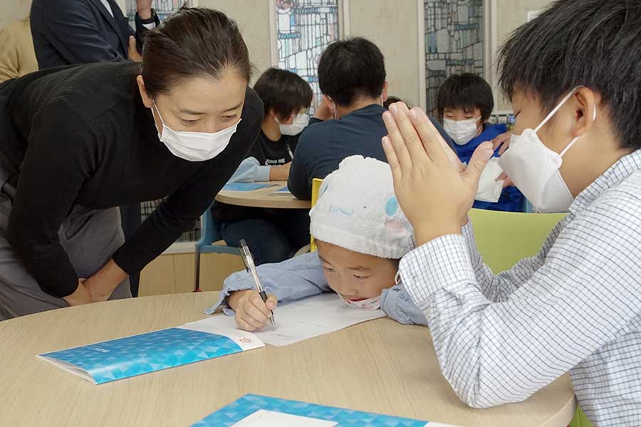 今回のメインイベントとなる「夢宣言」では子供たちが「将来の夢」などをノートに書き込み、伊藤さんも見守った【写真：村上正広】