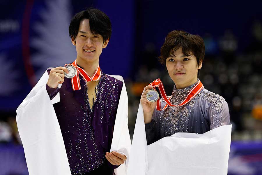 NHK杯男子シングルで優勝した宇野昌磨（右）と山本草太【写真：ロイター】