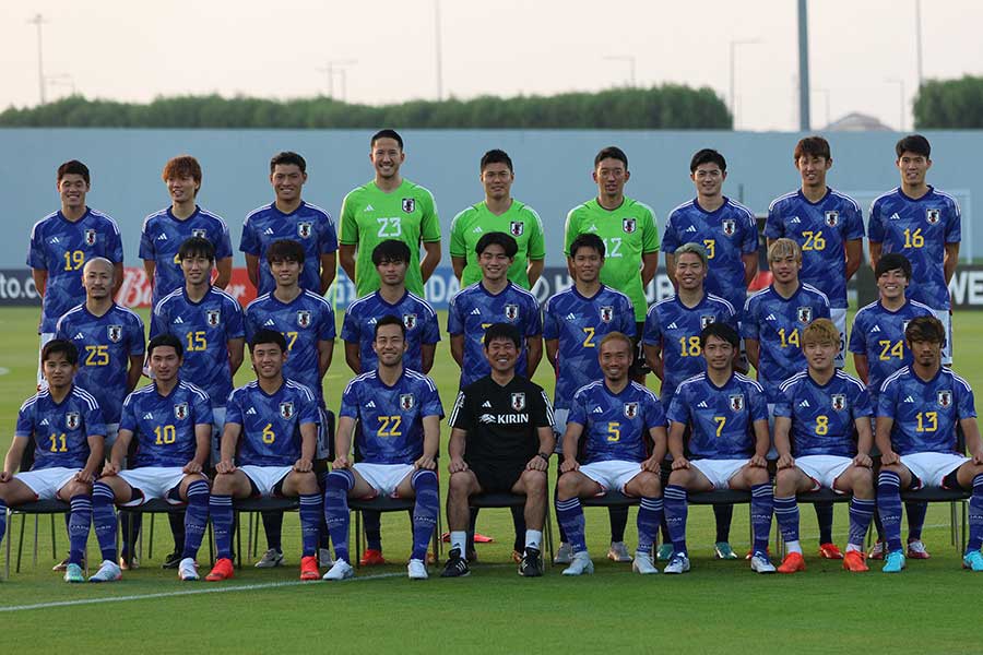 26人が選ばれたカタールW杯の日本代表メンバー。三笘薫（中段左から4人目）や伊東純也（同右から2人目）ら大学経由の選手が9人を占めている【写真：ロイター】