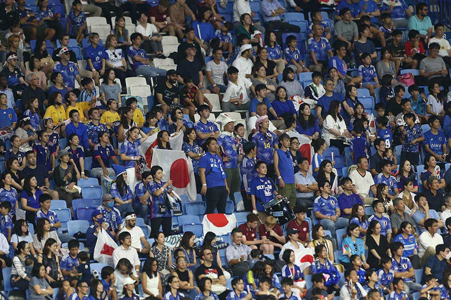 サッカー日本代表のサポーターたち【写真：ロイター】