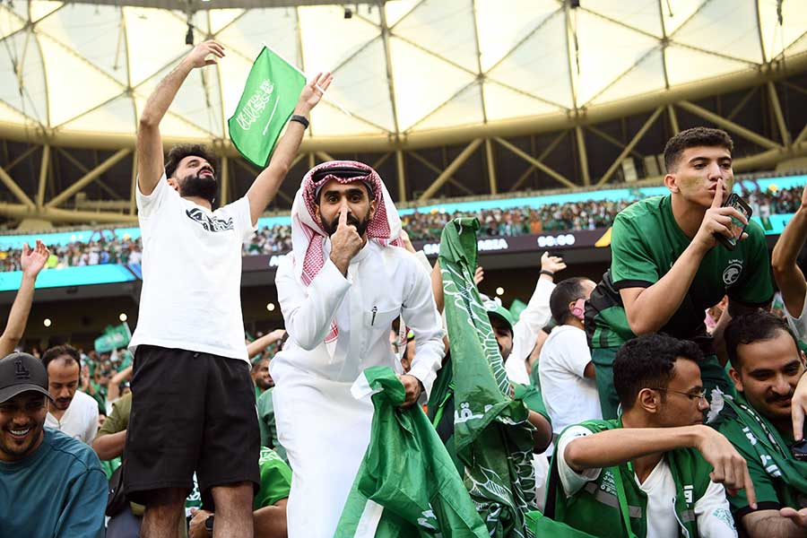 アルゼンチン戦の勝利を祝うサウジアラビアサポーター【写真：ロイター】