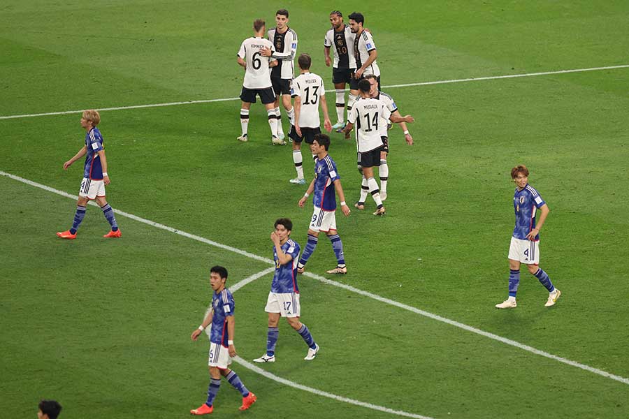 0-1で前半を折り返したサッカー日本代表【写真：ロイター】