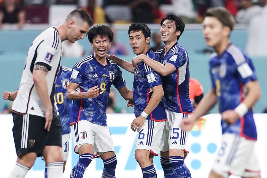 ドイツに勝利し喜ぶ三笘（9）や遠藤（6）ら日本代表の選手たち【写真：Getty Images】