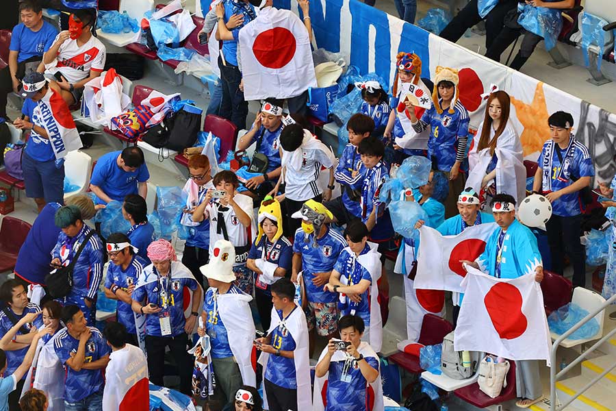 さまざまなサポーターが目についた日本代表の応援団【写真：ロイター】