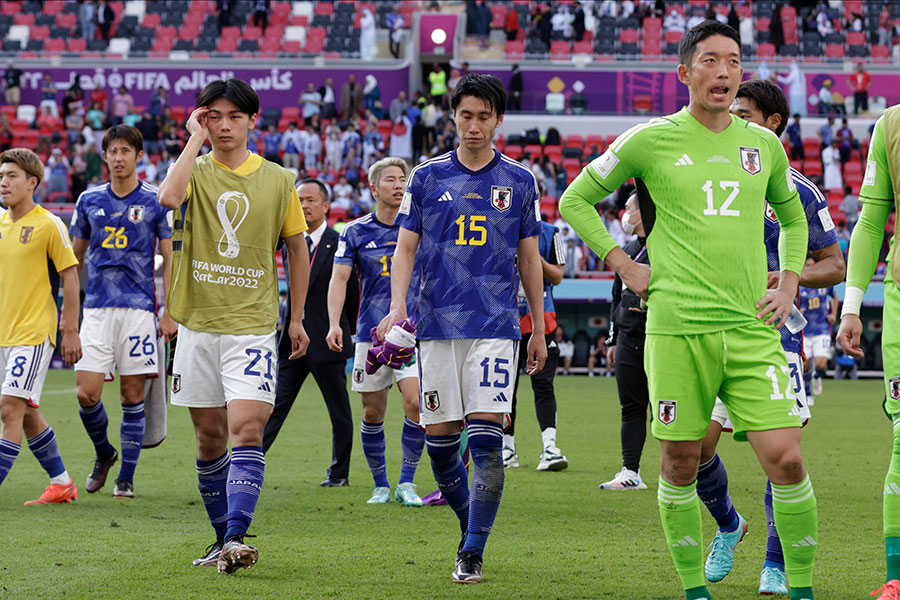 コスタリカに敗れ、肩を落とす日本代表【写真：Getty Images】