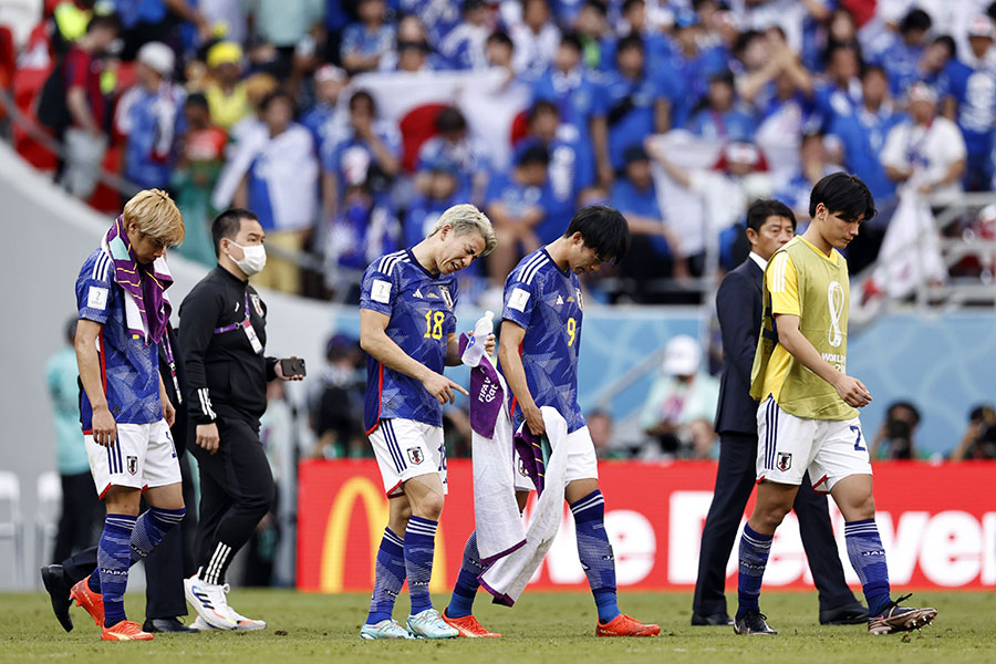 コスタリカに負け、肩を落とす日本代表【写真：Getty Images】