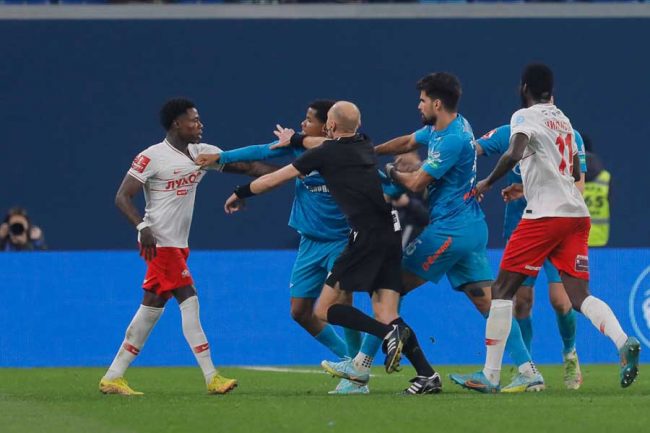 W杯の裏で ロシア国内戦で6選手が退場 英紙 選手 スタッフの大乱闘にまで発展 The Answer W杯の裏で ロシア国内戦で6選手が退場 英紙 選手 スタッフの大乱闘にまで発展 The Answer