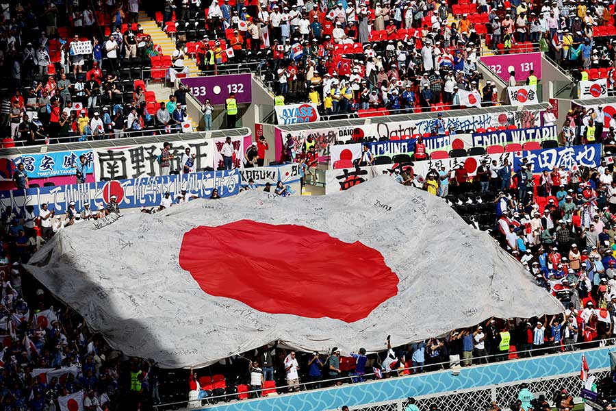 コスタリカ戦を観戦する日本サポーター【写真：ロイター】