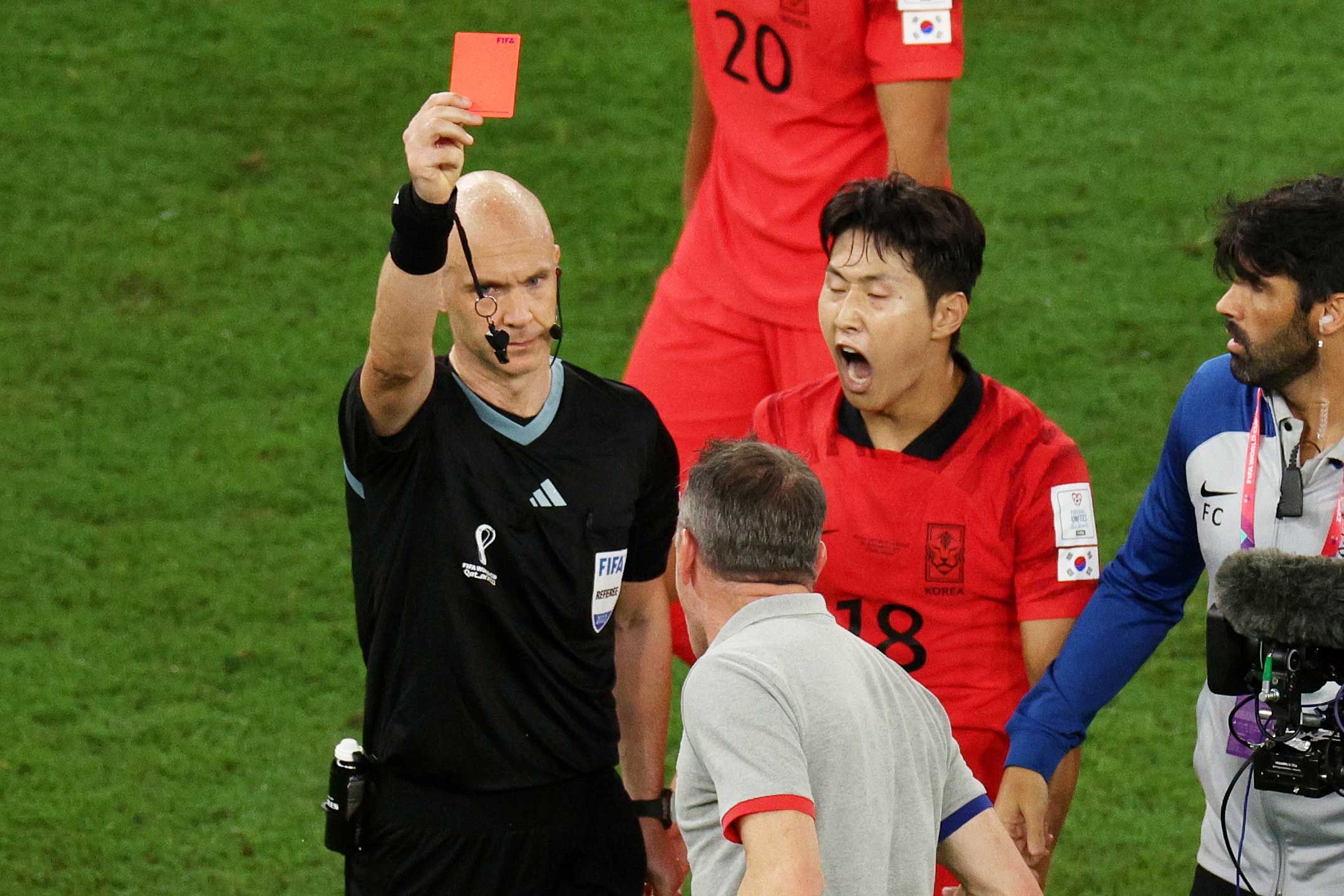 試合後、猛抗議した韓国のパウロ・ベント監督がレッドカードが提示された【写真：Getty Images】