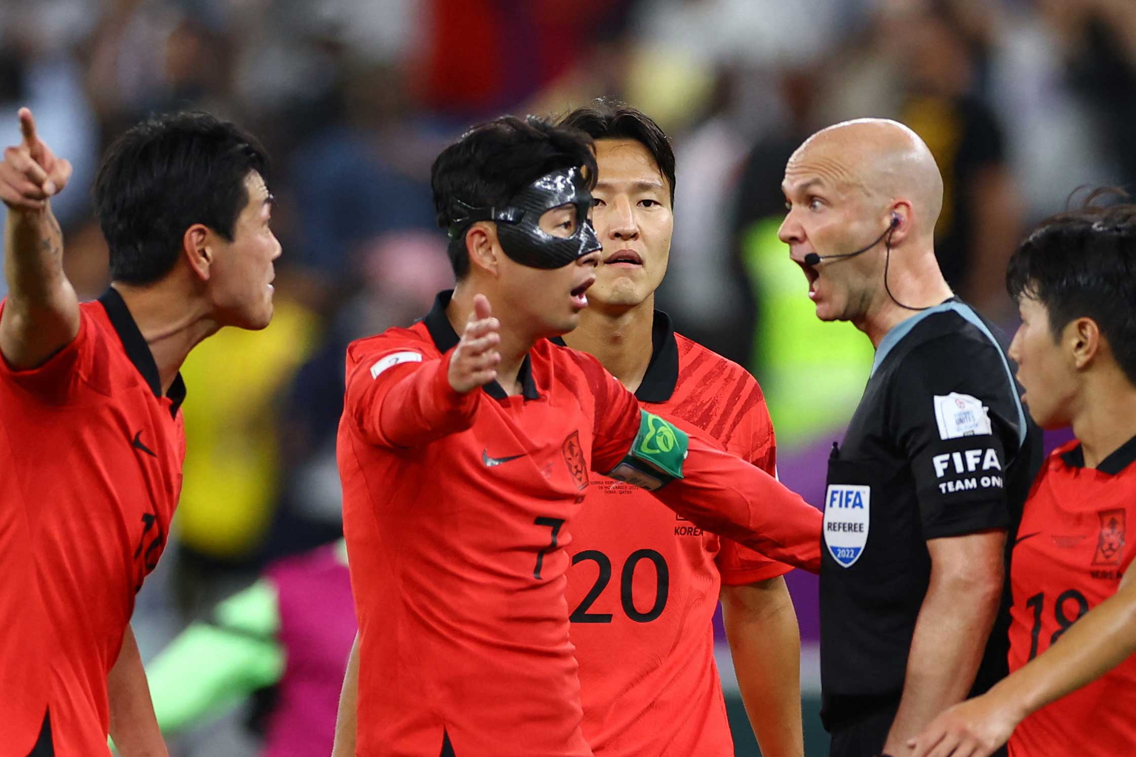 韓国代表は試合終了後に監督がレッドカードを提示された【写真：ロイター】