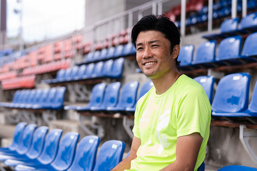 北京オリンピックの男子4×100メートルリレーで銀メダリストとなった末續慎吾はなぜ特殊な生き方を選ぶのか――。【写真：荒川祐史】