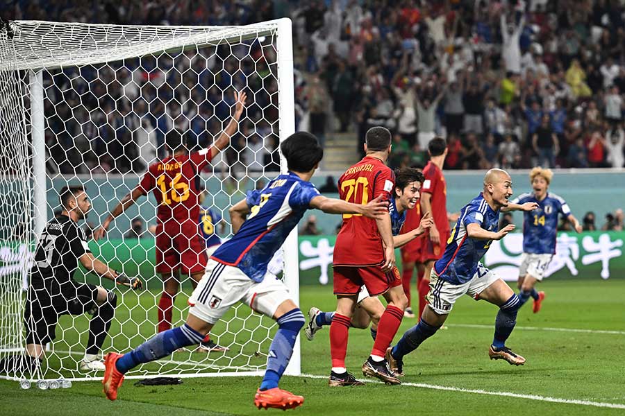 スペイン戦で2点目に歓喜する日本の選手たち【写真：ロイター】