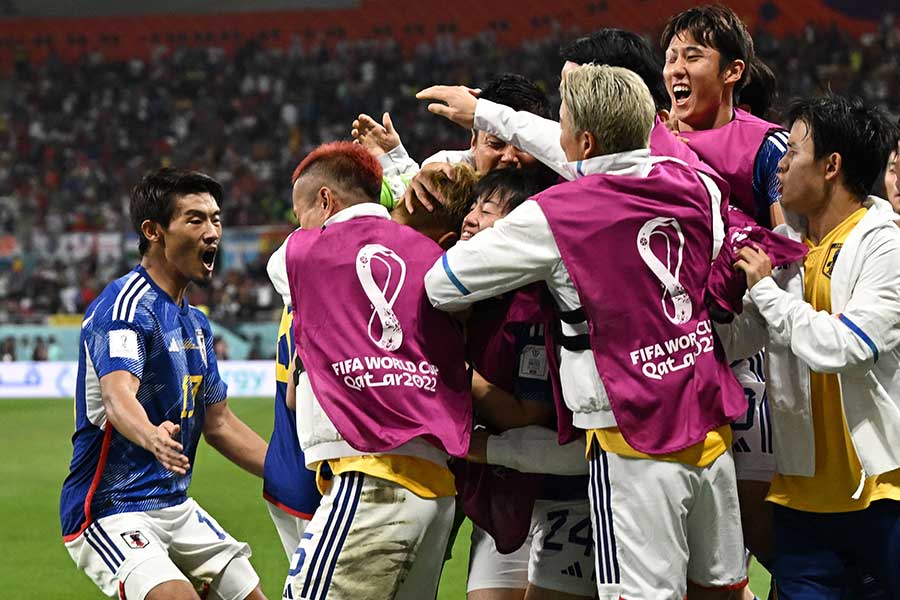 逆転ゴールに歓喜する日本代表【写真：ロイター】