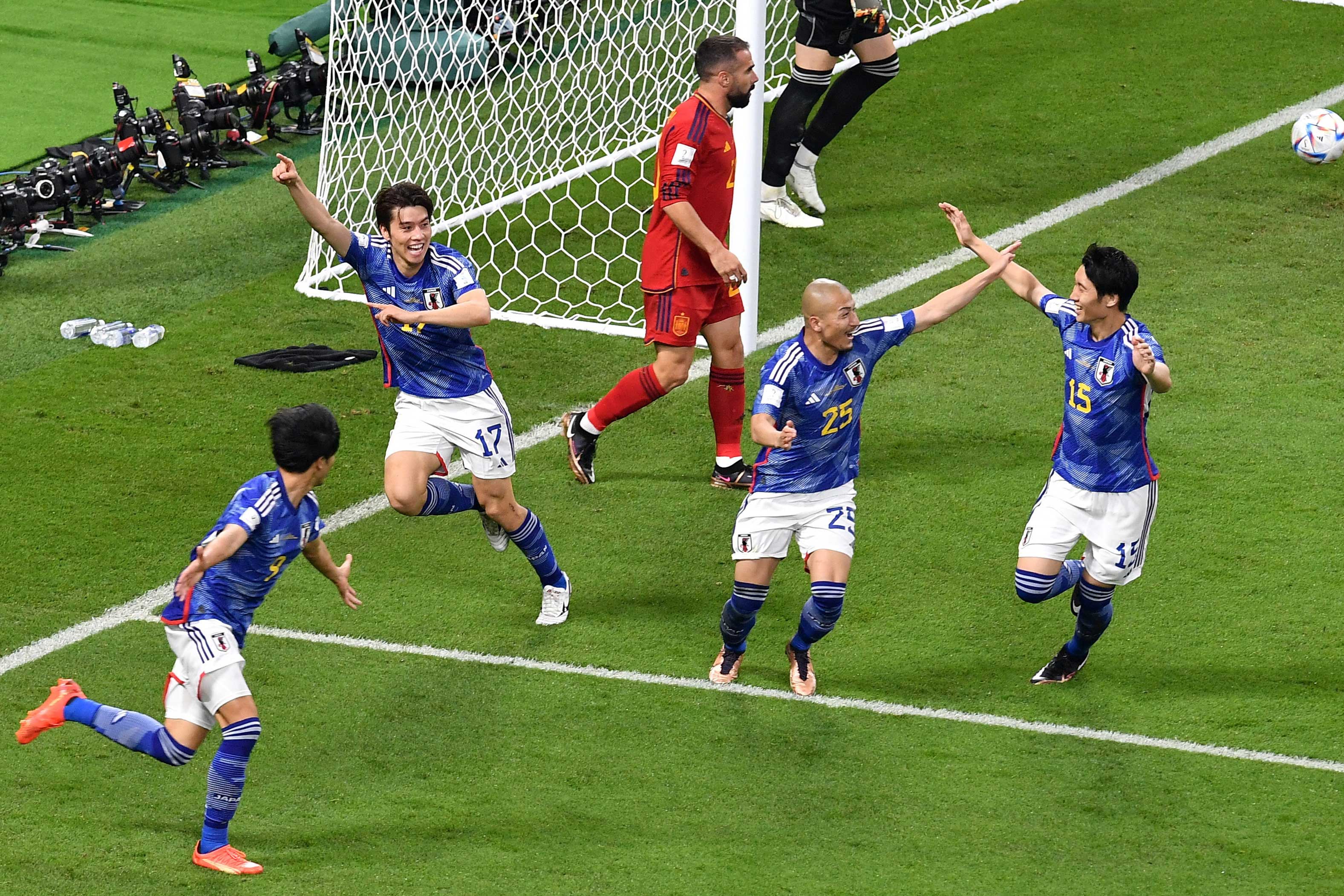 逆転ゴールに歓喜する日本代表【写真：ロイター】