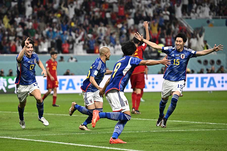 スペイン戦の勝ち越しゴールで喜ぶサッカー日本代表【写真：ロイター】