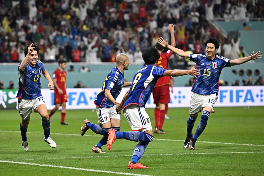 スペイン戦で田中碧のゴールに歓喜する日本代表【写真：ロイター】