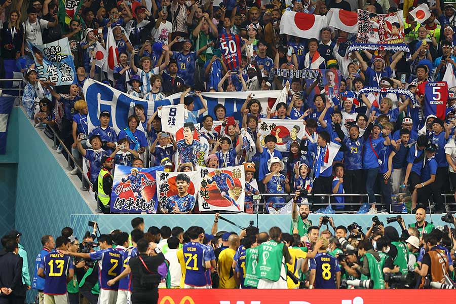 スペインに勝利し、歓喜する日本代表とサポーター【写真：ロイター】
