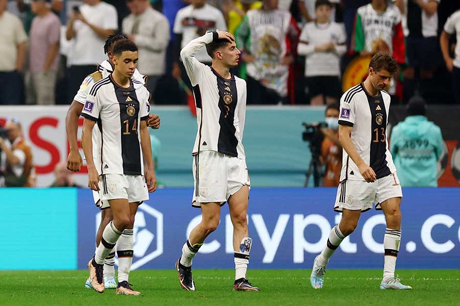 グループリーグ敗退で肩を落とすドイツの選手たち【写真：ロイター】