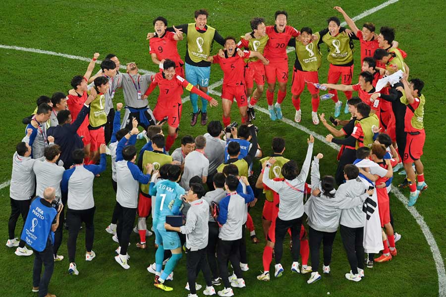 勝利を喜ぶ韓国代表【写真：Getty Images】