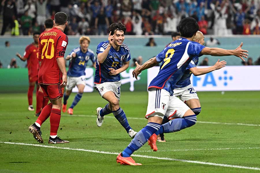 スペインを逆転し、喜ぶサッカー日本代表【写真：ロイター】