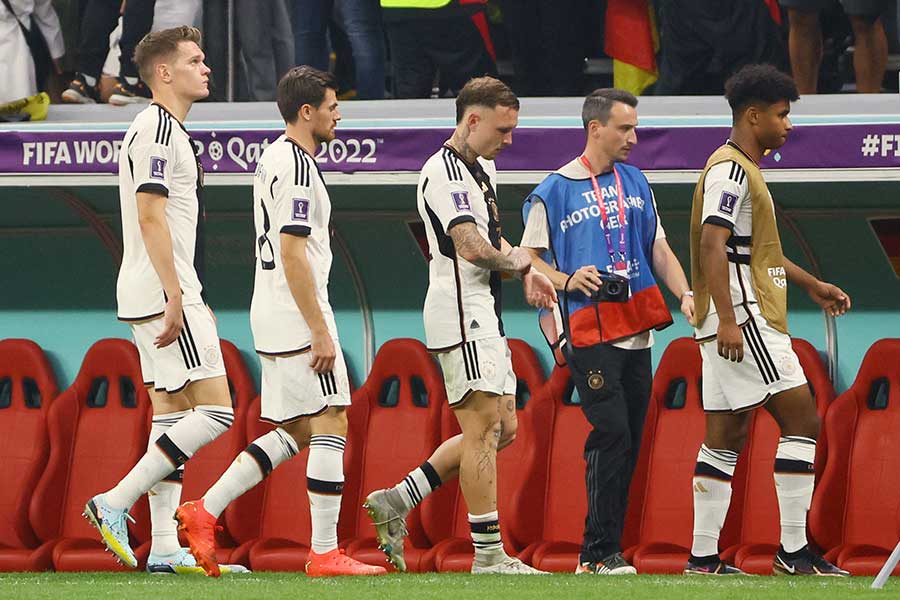 グループリーグ敗退が決まった直後のドイツ代表【写真：ロイター】