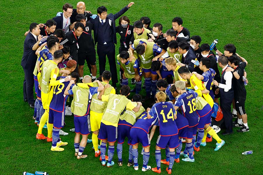 円陣を組むサッカー日本代表【写真：ロイター】