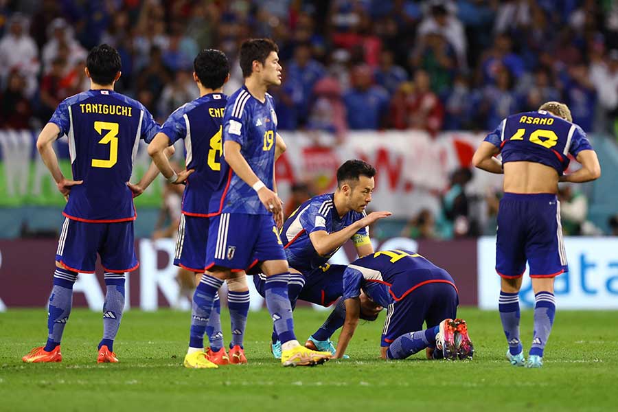 クロアチアに敗れ、肩を落とす日本の選手たち【写真：ロイター】