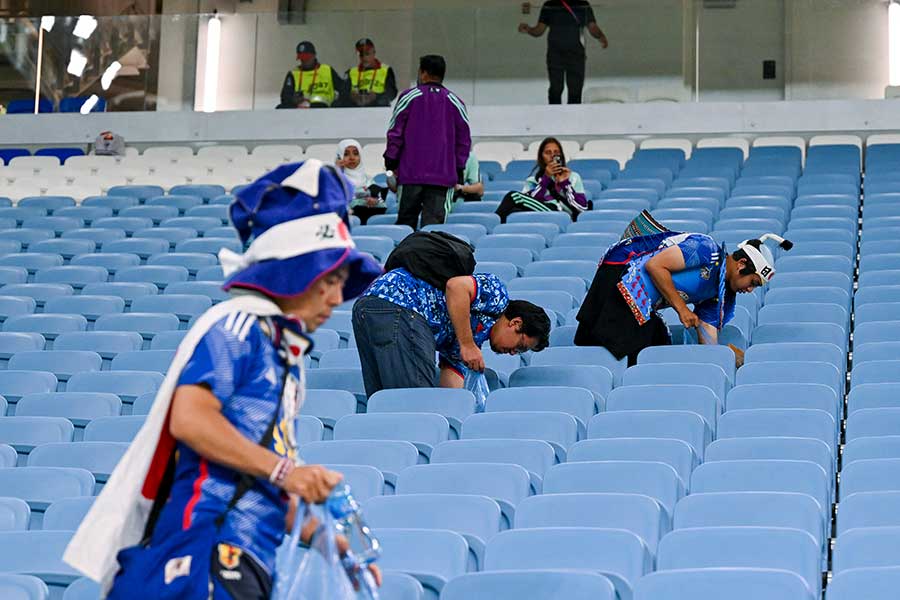 日本ークロアチアの試合後にゴミ拾いするサポーター【写真：Getty Images】