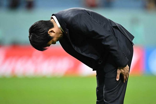 世界の涙を誘った森保監督の感謝の一礼 スペインも、韓国も、FIFAも「リスペクト!」 | THE ANSWER