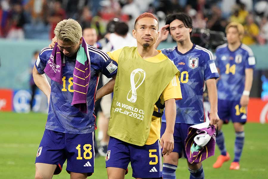クロアチアに敗れ、肩を落とす日本代表【写真：Getty Images】