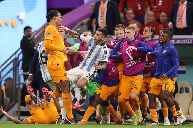アルゼンチン オランダ戦で乱闘寸前の事態 危険タックル ボール敵ベンチ蹴り込み The Answer アルゼンチン オランダ戦で乱闘寸前の事態 危険タックル ボール敵ベンチ蹴り込み The Answer