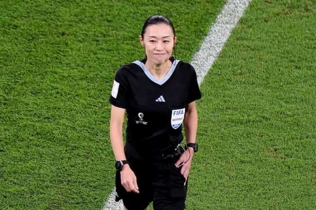 W杯に初参加した女性審判員・山下良美氏が帰国 ファン拍手「彼女にも