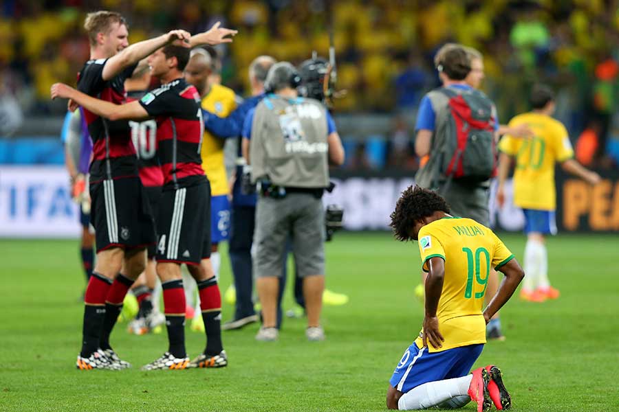 2014年ブラジル大会、ドイツに7失点で敗れ肩を落とすブラジル【写真：Getty Images】