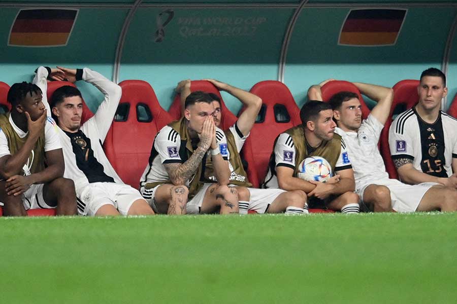 グループリーグ敗退に肩を落とすドイツ代表【写真：ロイター】