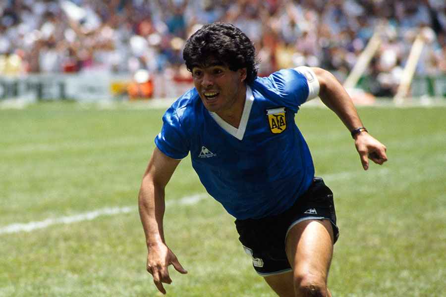 1986年メキシコ大会、イングランドでゴールを決めたディエゴ・マラドーナ【写真：Getty Images】