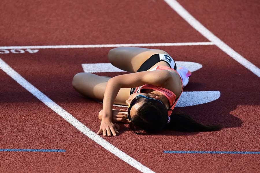 オレゴン世界陸上女子5000メートル予選のフィニッシュ直後に倒れ込む田中希実【写真：Getty Images】