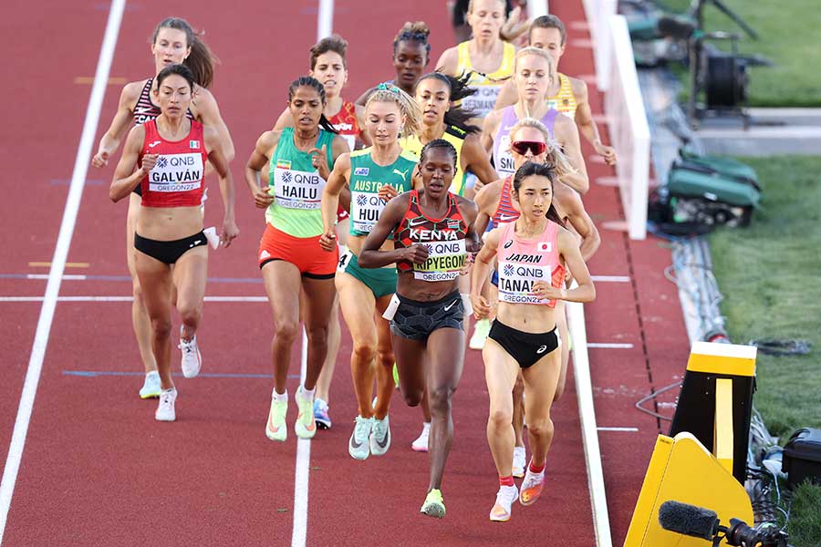 オレゴン世界陸上女子1500メートル予選で先頭を走る田中【写真：Getty Images】