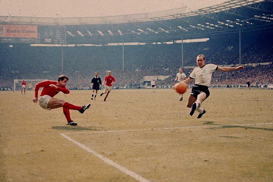 1966年イングランド大会決勝でシュートを放つイングランドのFWジェフ・ハースト【写真：Getty Images】