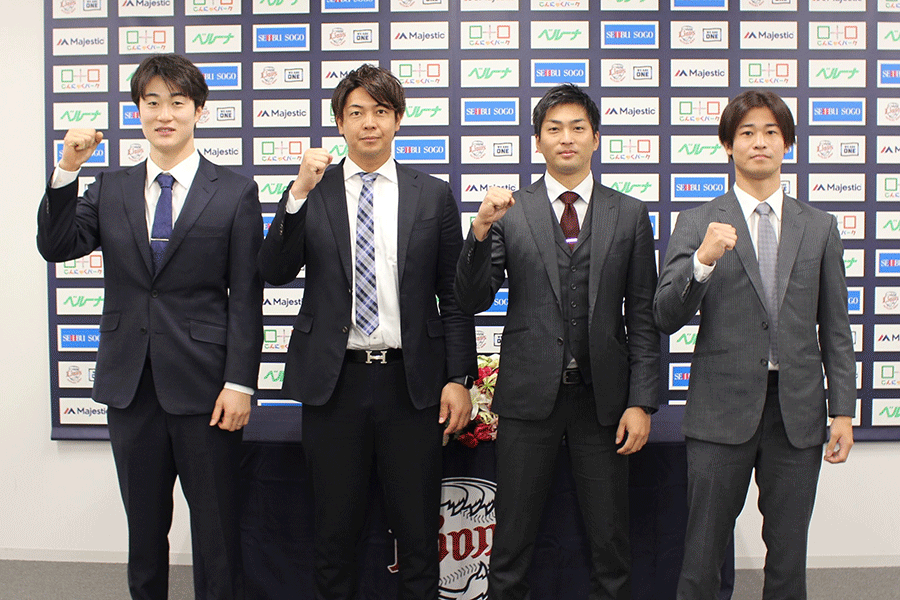 左から戸川、白崎、田代、綱島の4名の新任アカデミーコーチ【写真：球団提供】
