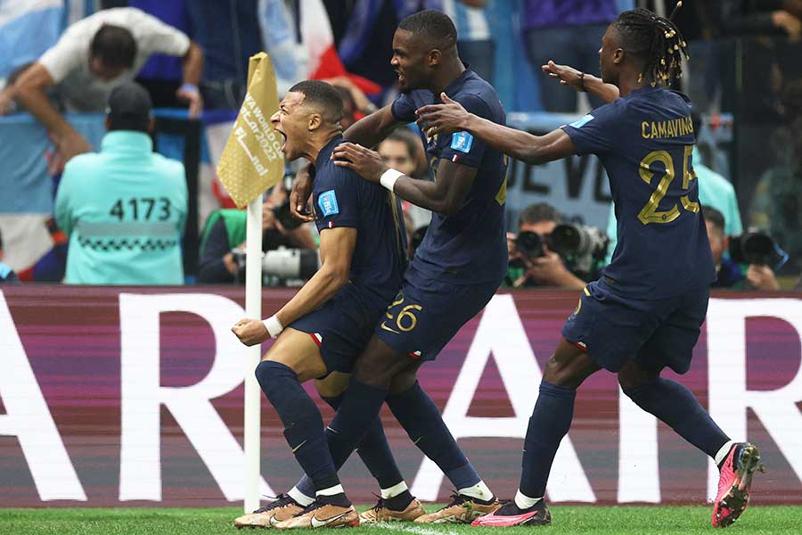 W杯決勝、エムバペが2点目となる同点ゴールを決め喜びを爆発させるフランス代表【写真：ロイター】