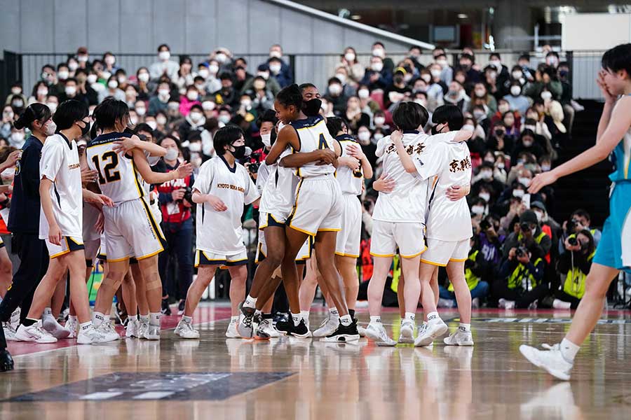 優勝した京都精華学園【写真提供：日本バスケットボール協会】