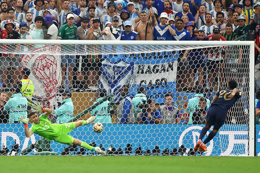 PK戦で勝負強さを見せたマルティネス、母国のカタールW杯優勝に大きく貢献した【写真：ロイター】