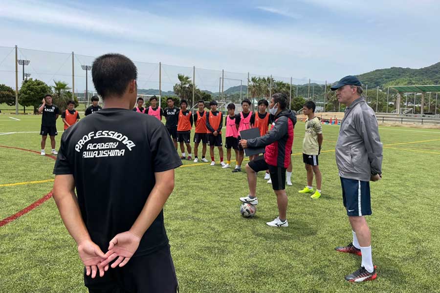 2021年から兵庫県の相生学院高校サッカー部を指導したジェリー・ペイトン氏（右端）【写真：相生学院】