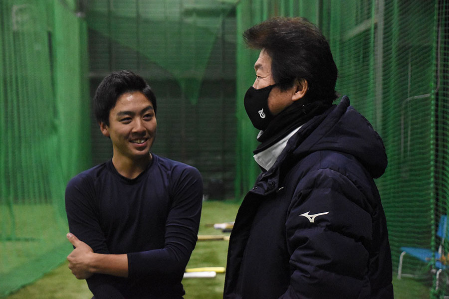 練習中に選手と和やかに話す佐藤監督（右）【写真：川浪康太郎】