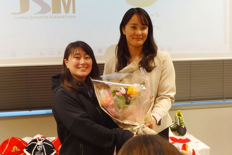引退会見での鈴木彩香さん（右）。後輩の鈴木陽子から花束を受け取った【写真：吉田宏】