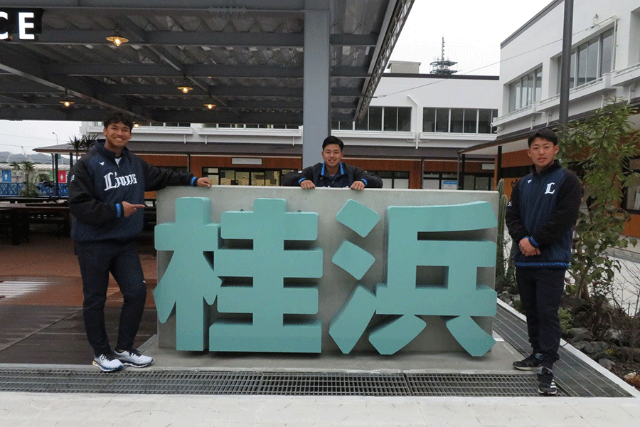 市内観光に訪れた（左から）古川、野田、山田【写真：球団提供】