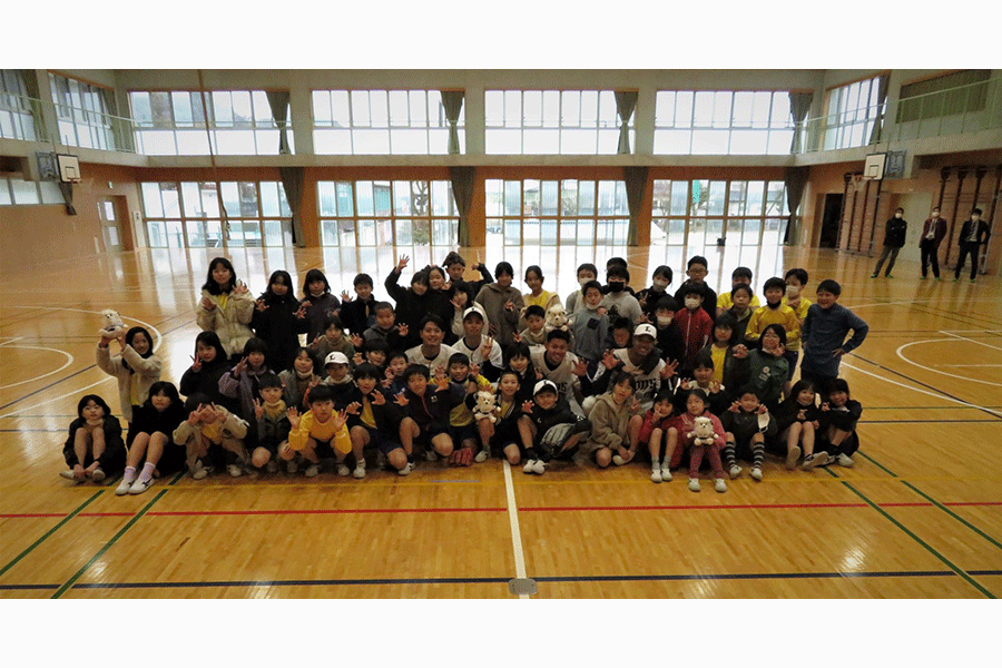 高知市立横浜小学校を野村、モンテル、三浦、是澤の育成4選手が訪問【写真：球団提供】