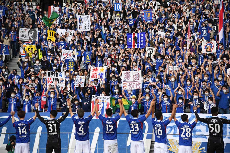 国立競技場で開催されたサッカーの「富士フイルムスーパーカップ」で勝利した横浜F・マリノスと沸き立つサポーター【写真：Getty Images】