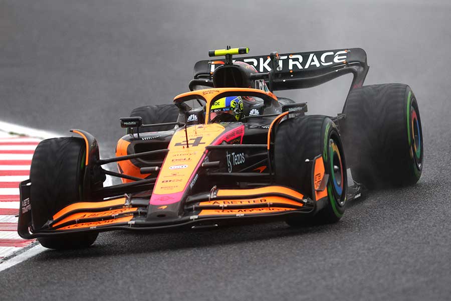 昨年の日本GPで走行するマクラーレン【写真：Getty Images】